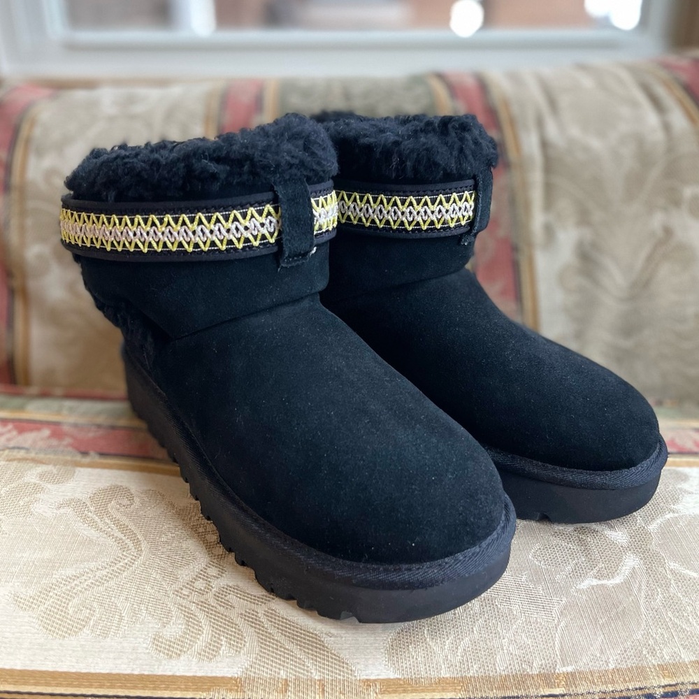 UGG Classic ultra Mini Alpsey Boot. Size 8 Women
N10-12